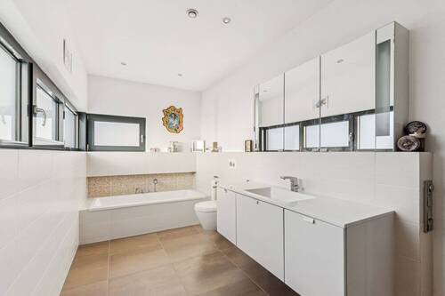 Bad mit Wanne und Dusche Obergeschoss - 