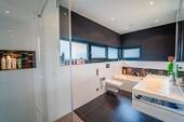 Helles Bad mit stilvoller Ausstattung - 