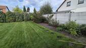 Garteneinblick mit angelegtem Beet - 