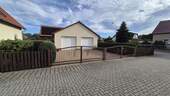 Garagenansicht mit Zufahrt - 4 Zimmer Einfamilienhaus zum Kaufen in Weißwasser