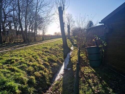 Seitlich neben dem Haus - 