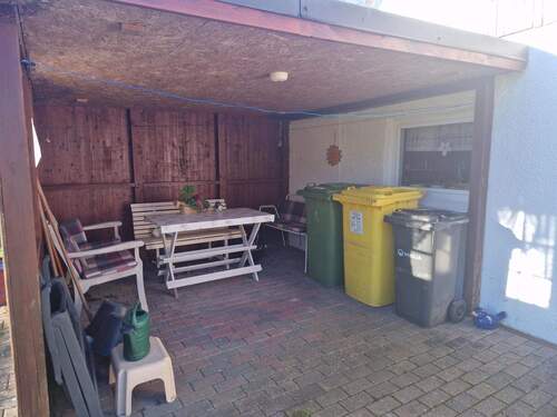 Hier kann etwas untergestellt werden oder Sie nutzen es als Sitzgelegenheit. - 