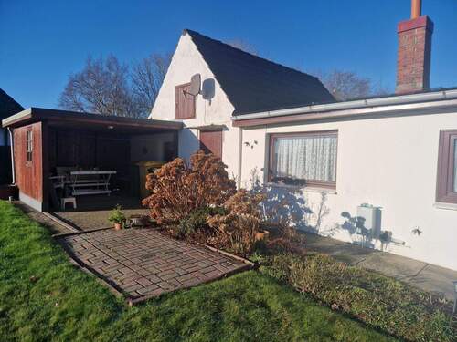 Kleiner Unterstand, der Wind- und Regenschutz bietet - 