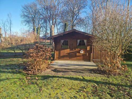 Kleines Gartenhäuschen aus Holz mit Terrasse - 