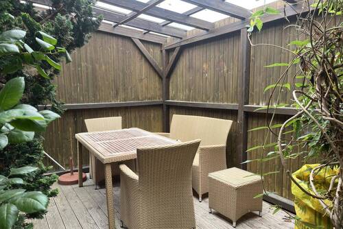 Freisitz überdacht im Garten - 