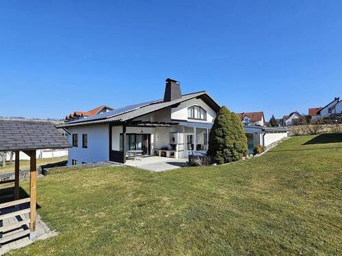 Südwestansicht - Ambitioniertes Wohnen mit Indoor-Pool und 3 Garagen!