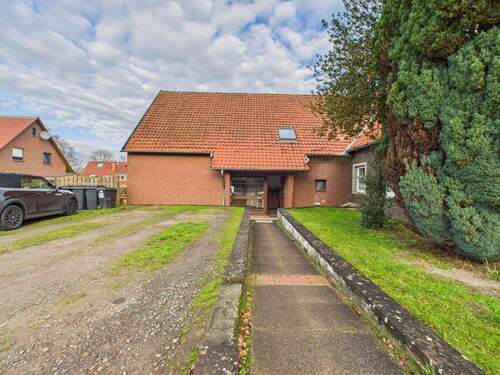 Auffahrt & Eingang - 5 Zimmer Etagenwohnung zum Kaufen in Rehburg-Loccum