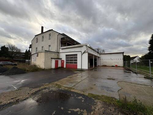 Gebäudeansicht - Preisreduzierung: Mehrfamilienhaus mit 14 Einheiten & Wohngrundstück für Neubau bei Leverkusen