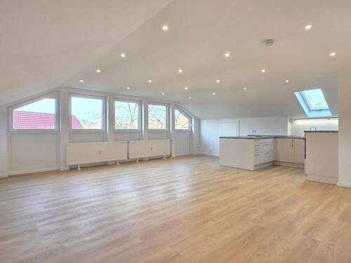 Heller Wohn- und Essbereich - Penthouse-Flair am Coburger Stadtrand