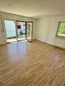 Wohn-Essbereich mit Zugang zum Balkon - Moderne, großzügige 5-Zi-Wohnung mit Balkon zur Miete in Veitsbronn