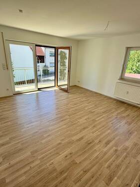 Wohn-Essbereich mit Zugang zum Balkon - Moderne, großzügige 5-Zi-Wohnung mit Balkon zur Miete in Veitsbronn