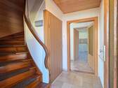 Eingangsbereich & schöne Holztreppe ins OG - 4 Zimmer Einfamilienhaus zum Kaufen in Neustadt bei Coburg