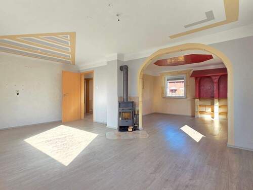 lichtdurchflutetes Wohnzimmer mit Blick ins Esszimmer - 4 Zimmer Einfamilienhaus in Neustadt bei Coburg