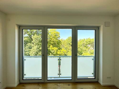 Schlafzimmer mit grünem Ausblick - 