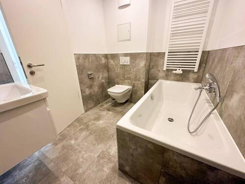 Badezimmer mit Badewanne - 