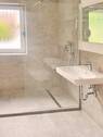 Tageslichtbad mit Walk-in-Dusche - 