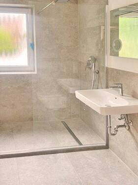 Tageslichtbad mit Walk-in-Dusche - 