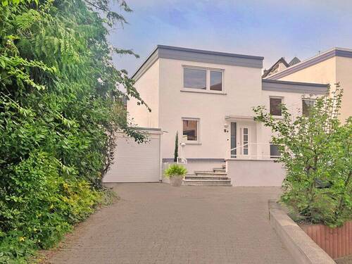 Haus01.jpg - FRANKFURT-SECKBACH: HIDEAWAY * Erstbezug nach Sanierung * 1 FH mit 2 Terrassen, Garten & Garage