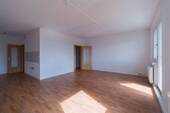 Wohnzimmer mit Küche - 3 Zimmer Etagenwohnung zur Miete in Chemnitz