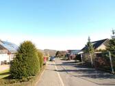 3 Blick Straße links - Baugrundstück mit traumhaftem Blick - mit fertigem Keller und Terrassenfläche, Garage + Carport