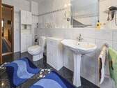 Badezimmer im Obergeschoss - 