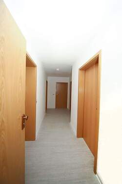 Flur - Etagenwohnung mit 73,00 m&sup2; in Helbra zur Miete