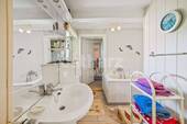 Bad mit Wanne und Dusche im Obergeschoss - 