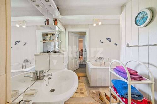Bad mit Wanne und Dusche im Obergeschoss - 