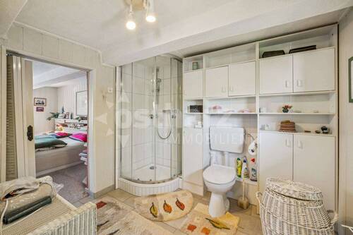 Bad mit Wanne und Dusche im Obergeschoss - 