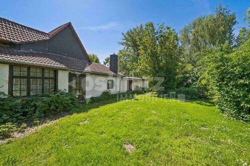 Garten mit Nebengebäude - 
