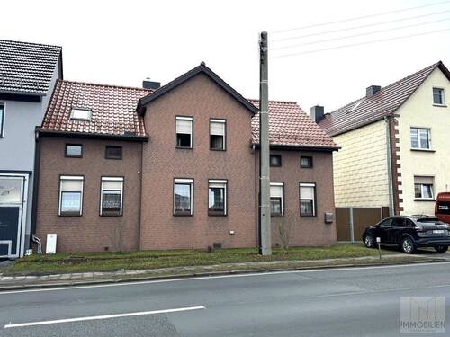 Vorderfront mit Einfahrtstor - 5 Zimmer Einfamilienhaus in Krölpa