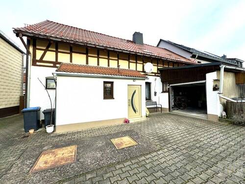 Hausrückseite mit Hauseingang und Garage - Einfamilienhaus mit 159,10 m² in Krölpa zum Kaufen