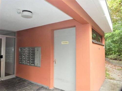 Hauseingang m. Fahrradraum - 3 Zimmer Etagenwohnung in Tübingen