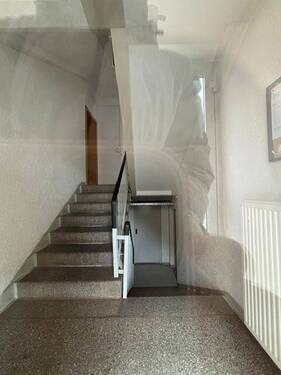 Treppenhaus - Etagenwohnung mit 65,90 m&sup2; in Hohenstein-Ernstthal zum Kaufen