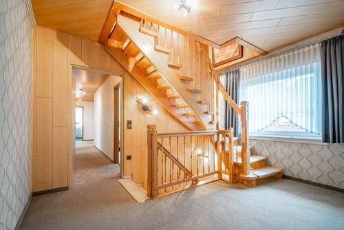 Der Treppe weiter folgend - 