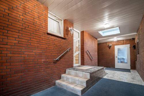 Der Anbau der Immobilie mit überdachtem Zutritt - 