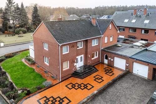 Titelbild - Grosses Zweifamilienhaus mit Fläche für Selbstständigkeit