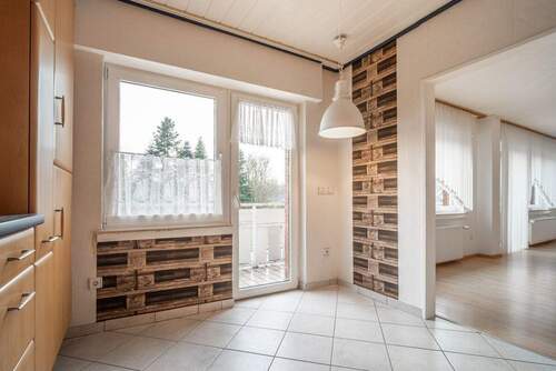 mit einem weiteren Zugang zum Balkon - 