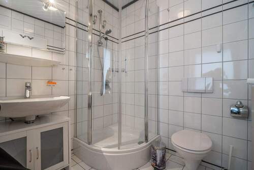 und natürlich darf ein Badezimmer auf dieser Etage nicht fehlen - 