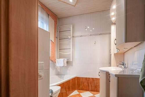 mit unter anderem einem voll ausgestatteten Badezimmer - 1 Zimmer Mehrfamilienhaus, Wohnhaus in Quakenbrück