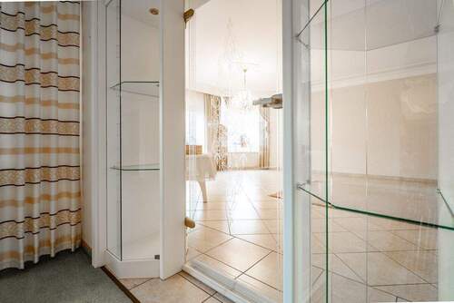 mit einer verglasten Tür - 