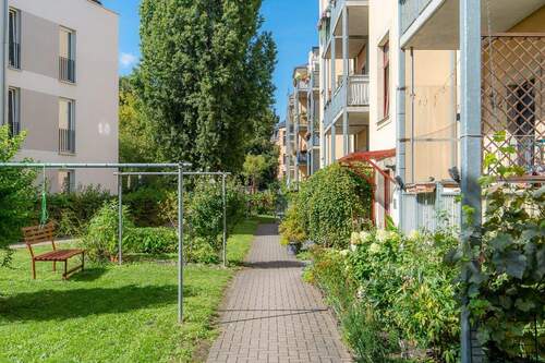 Zugang zu den Hauseingängen - 4 Zimmer Etagenwohnung in Dresden