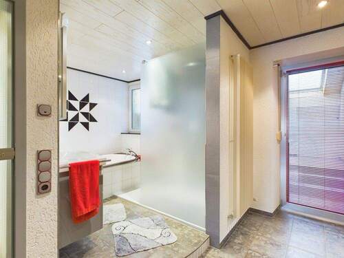 Bad - Mehrfamilienhaus, Wohnhaus in Irrel