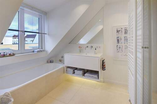 Teilansicht Bad - Etagenwohnung mit 133,00 m&sup2; in München zum Kaufen