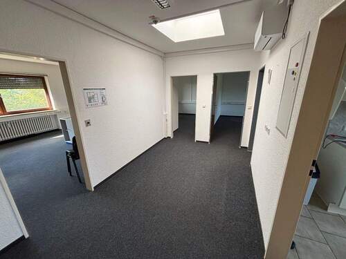Flur - wird noch renoviert - Büro mit 220,00 m&sup2; in Rottendorf zur Miete