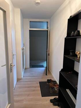 Eingangsbereich mit Blick Richtung Wohnungstür - 