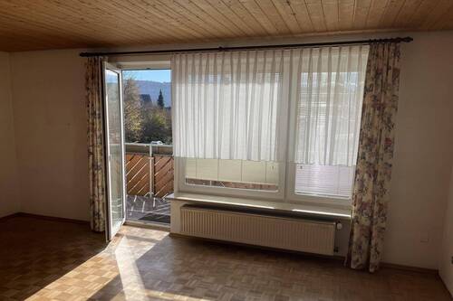 Wohnzimmer mit Ausgang zum Balkon - 3 Zimmer Etagenwohnung zum Kaufen in Tuttlingen