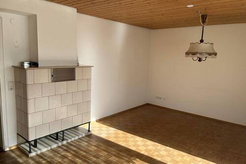 Wohnzimmer mit Kachelofen - 3 Zimmer Etagenwohnung in Tuttlingen