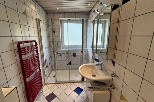 Bad mit ebenerdiger Dusche - 