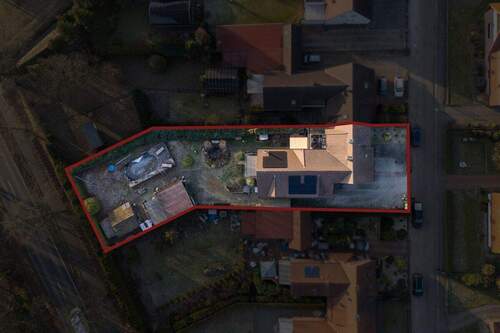 wie auch eine Vogelperspektive der Immobilie - 